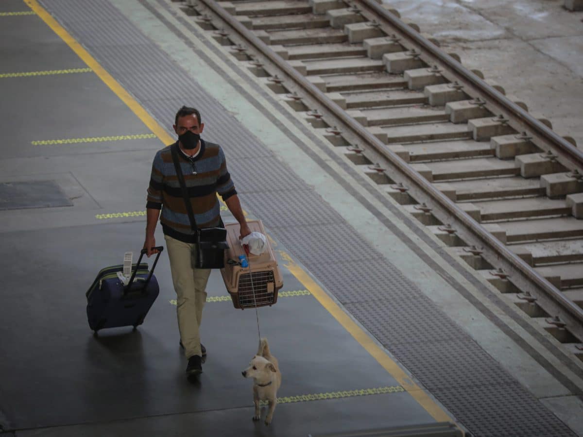 Viajero llegando a la estación de Santa Justa. Foto de María José López.
