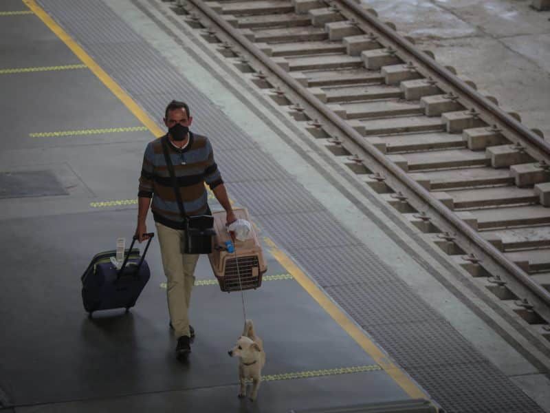 Viajero llegando a la estación de Santa Justa. Foto de María José López.