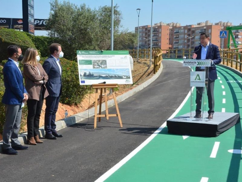 Juanma Moreno en compañía de Marifrán Carazo, Antonio Conde y Ricardo Sánchez.