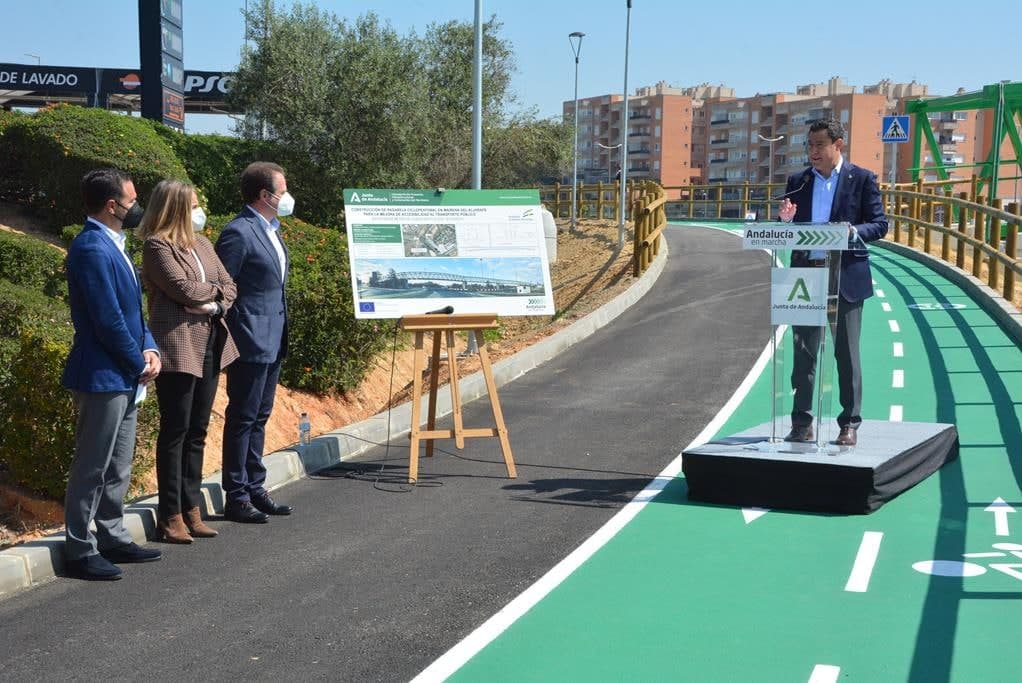 Juanma Moreno en compañía de Marifrán Carazo, Antonio Conde y Ricardo Sánchez.