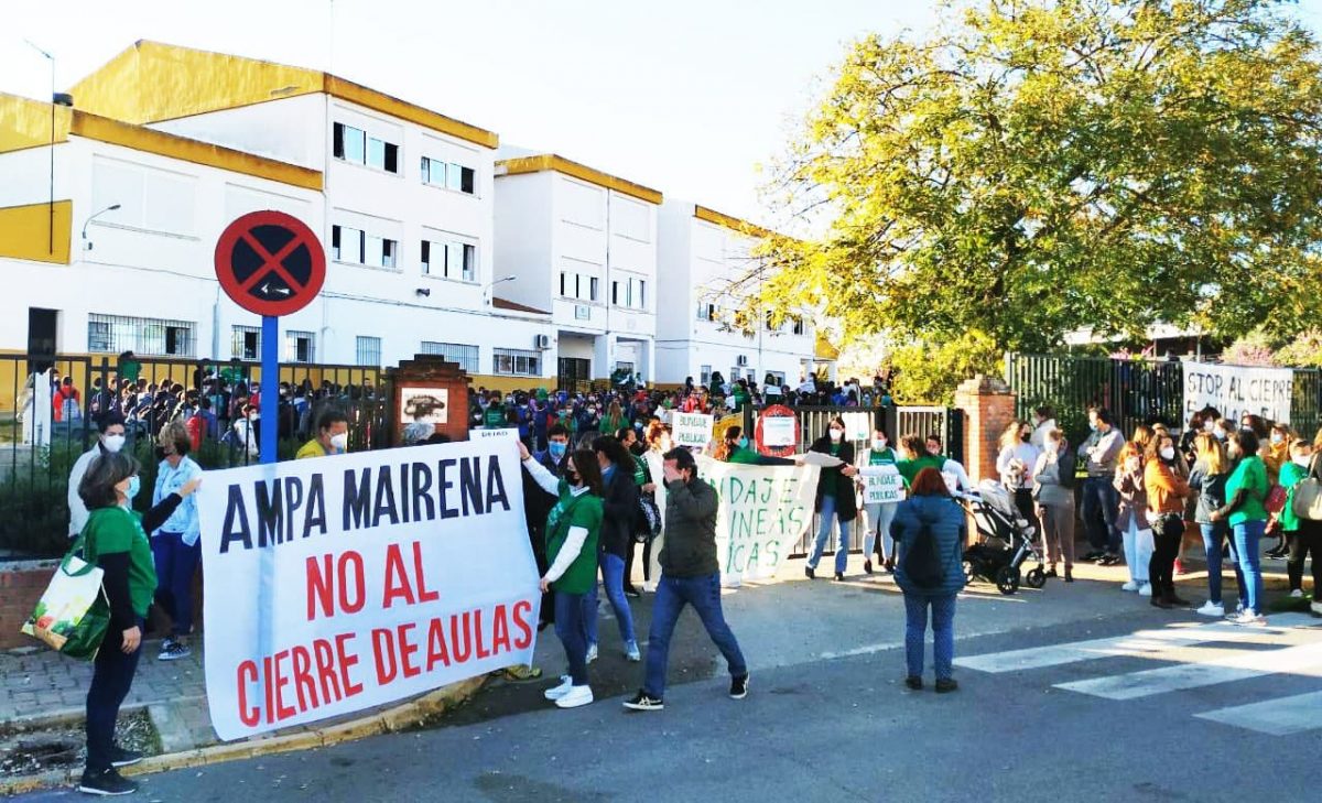 Manifestación en uno de los colegios de Mairena del Aljarafe. Foto de USTEA Sevilla.