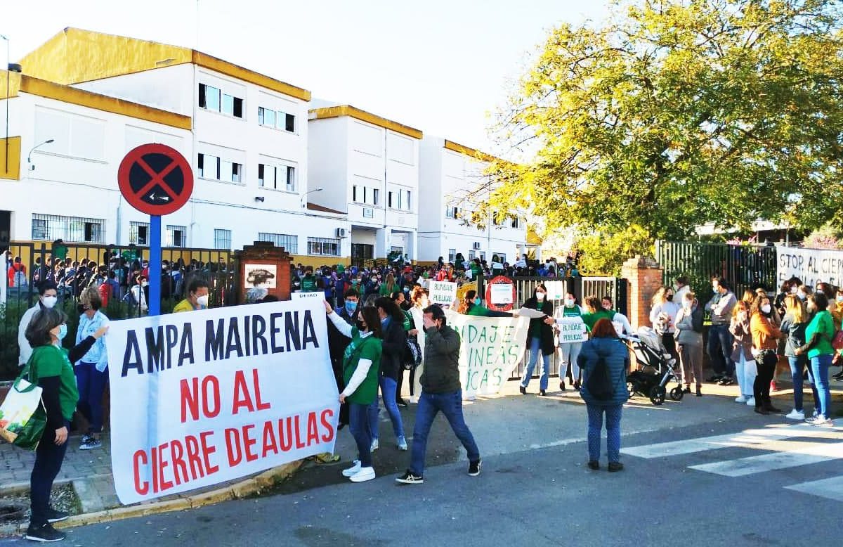 Manifestación en uno de los colegios de Mairena del Aljarafe. Foto de USTEA Sevilla.
