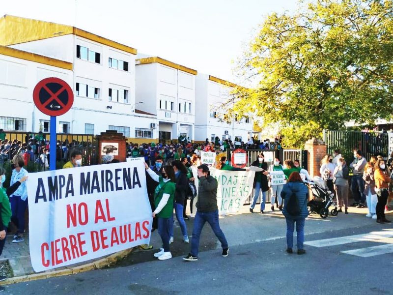 Manifestación en uno de los colegios de Mairena del Aljarafe. Foto de USTEA Sevilla.