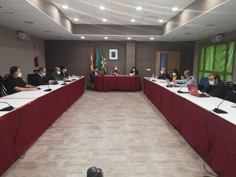 Miembros de los diferentes grupos políticos, reunidos en el Ayuntamiento de Palomares.