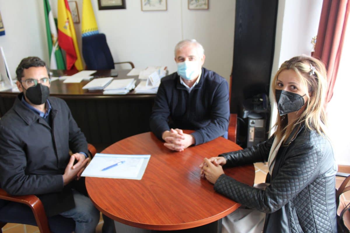 Isidoro Ramos y Consuelo María Gónzalez en la reunión llevada a cabo en el Ayuntamiento de Olivares.