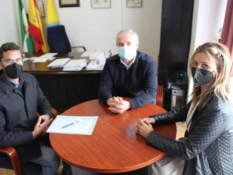 Isidoro Ramos y Consuelo María Gónzalez en la reunión llevada a cabo en el Ayuntamiento de Olivares.