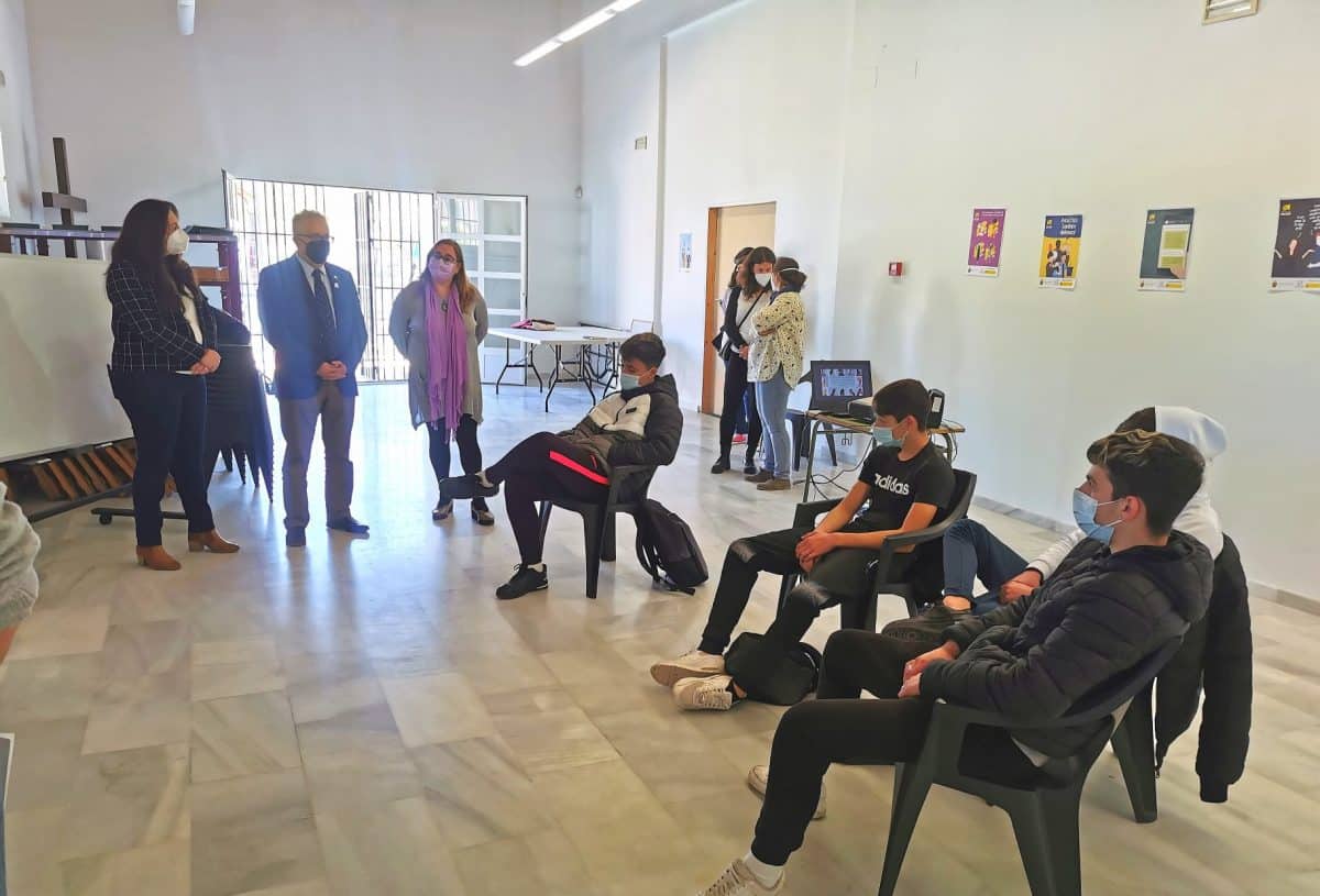 Francisco Molina y Carmen Garfia visitando el taller que realizaba el alumnado del Programa PIAC