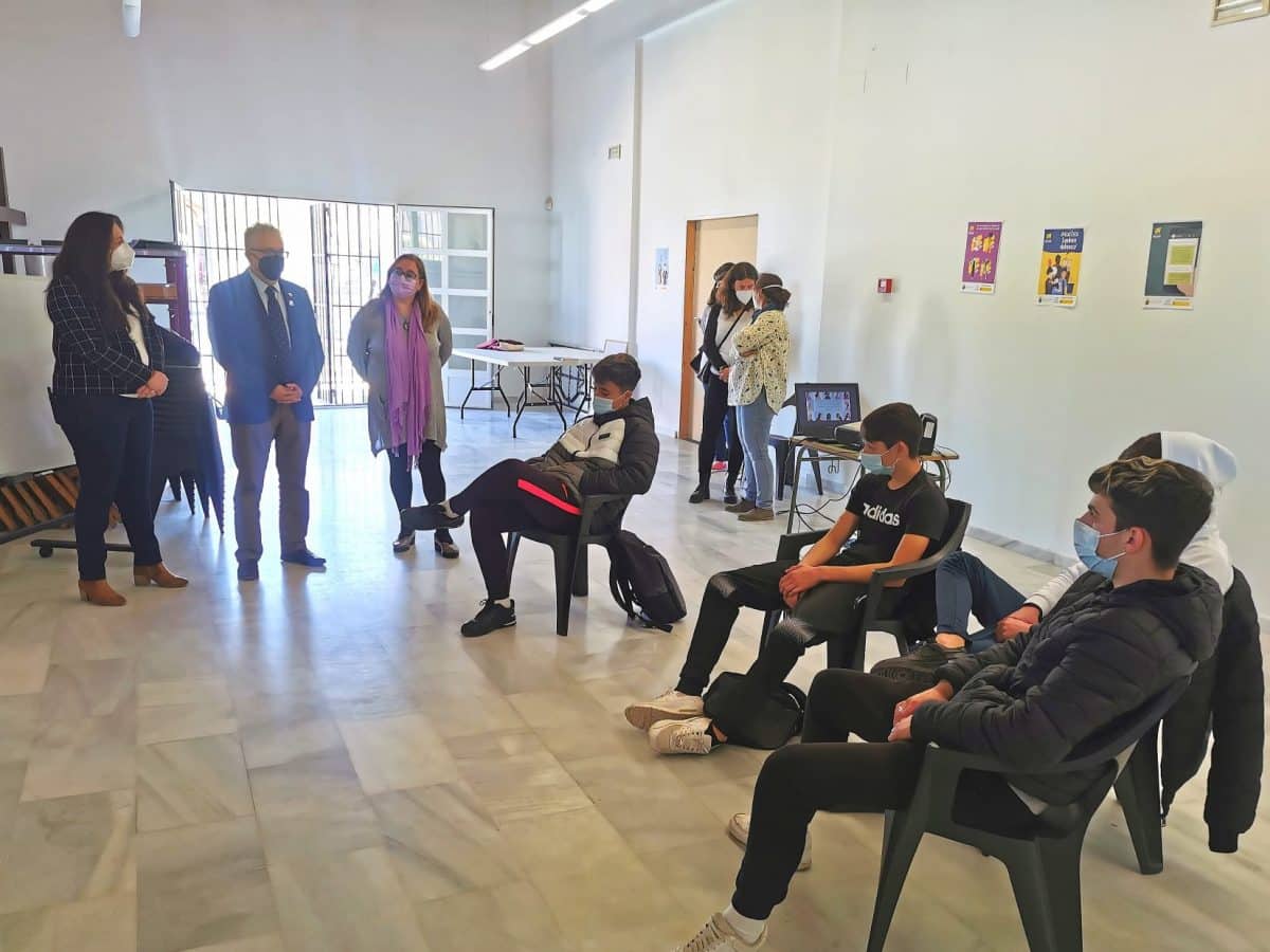 Francisco Molina y Carmen Garfia visitando el taller que realizaba el alumnado del Programa PIAC