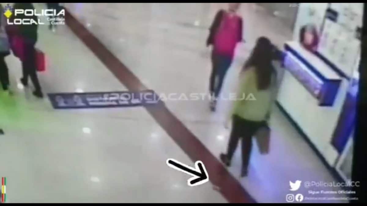 Momento en el que captan las cámaras la caída del fajo de billetes. Policía de Castilleja de la Cuesta.