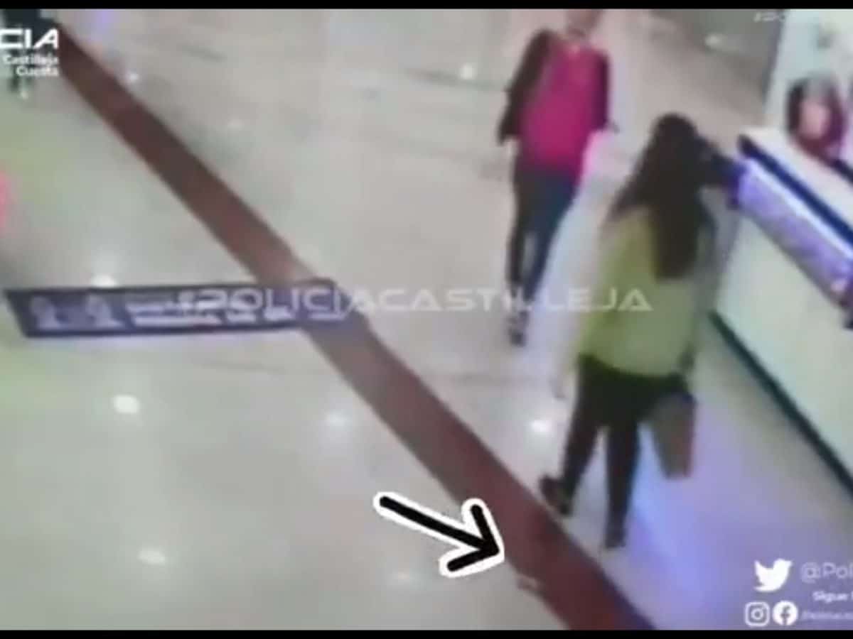 Momento en el que captan las cámaras la caída del fajo de billetes. Policía de Castilleja de la Cuesta.