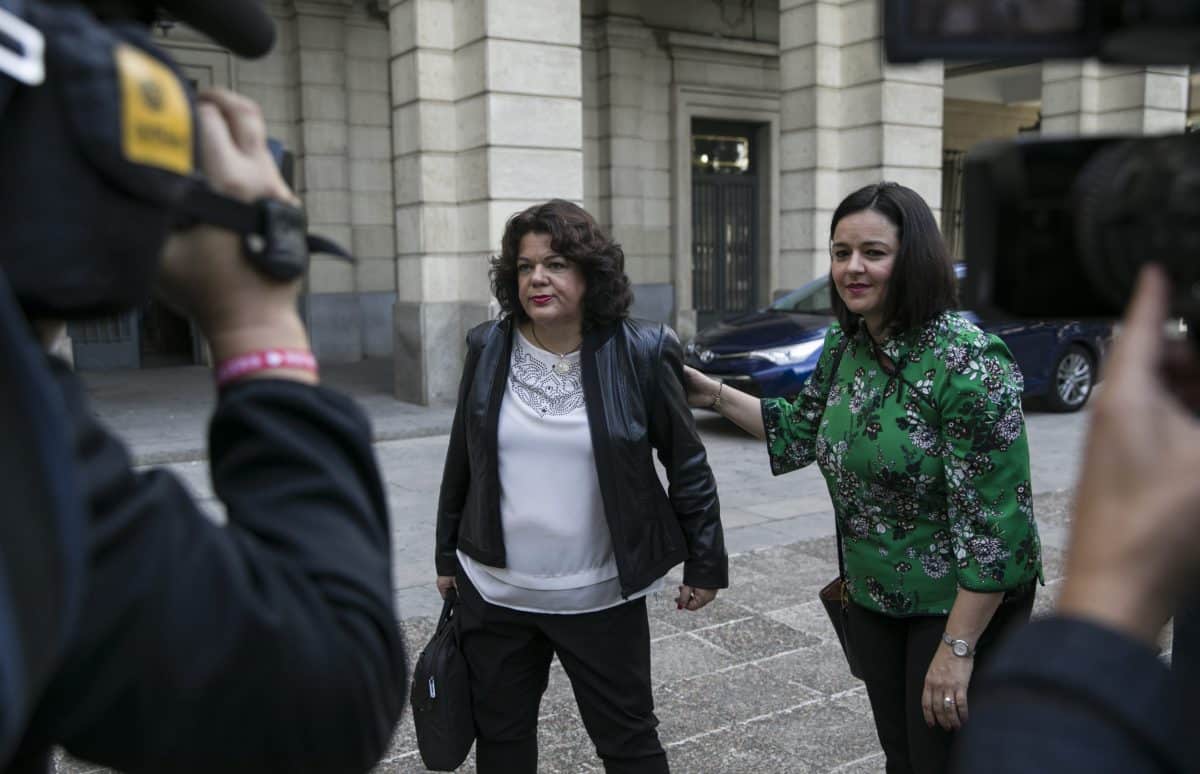 La alcaldesa de Hévar del Aljarafe, María Eugenia Moreno, junto a Virginia Pérez. María José López / Europa Press