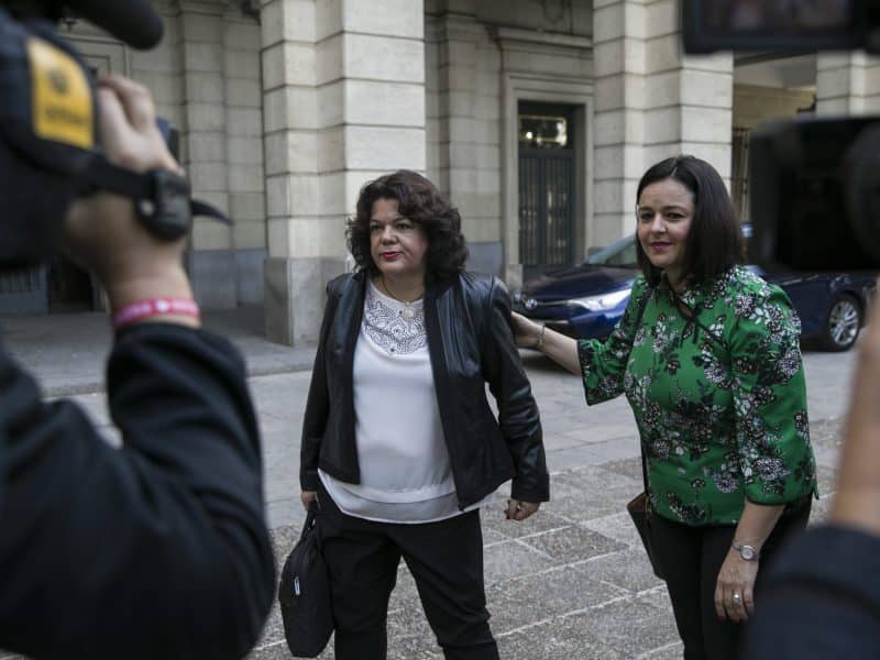 La alcaldesa de Hévar del Aljarafe, María Eugenia Moreno, junto a Virginia Pérez. María José López / Europa Press