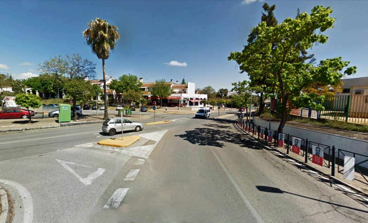 Cruce de la calle Sevilla con la calle Mairena, en Palomares del Río.
