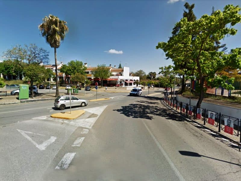 Cruce de la calle Sevilla con la calle Mairena, en Palomares del Río.
