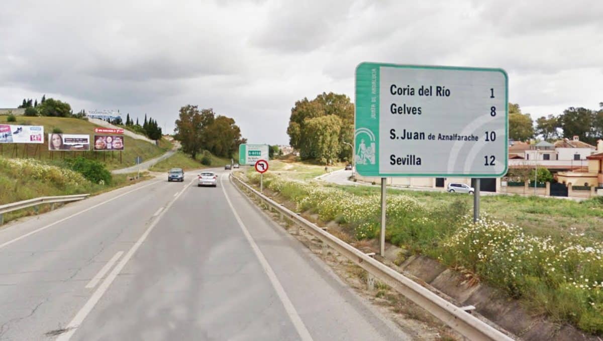 Carretera entre Coria del Río y Puebla del Río.