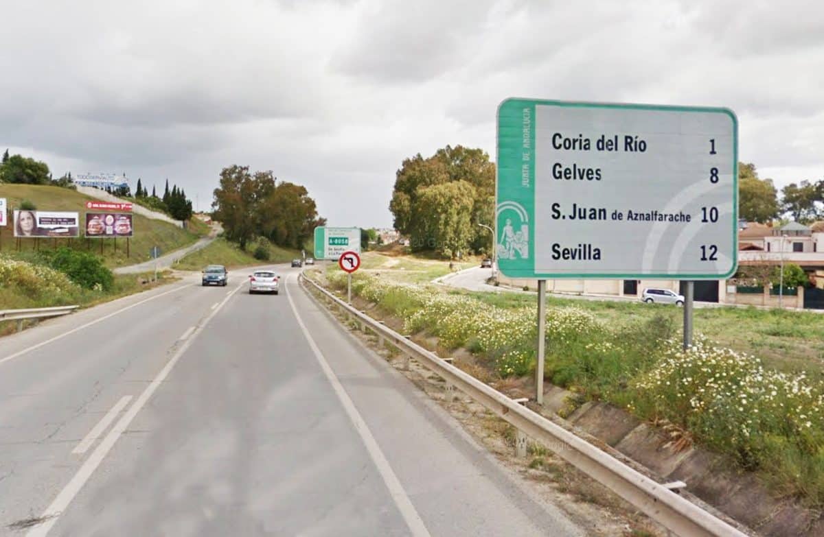 Carretera entre Coria del Río y Puebla del Río.