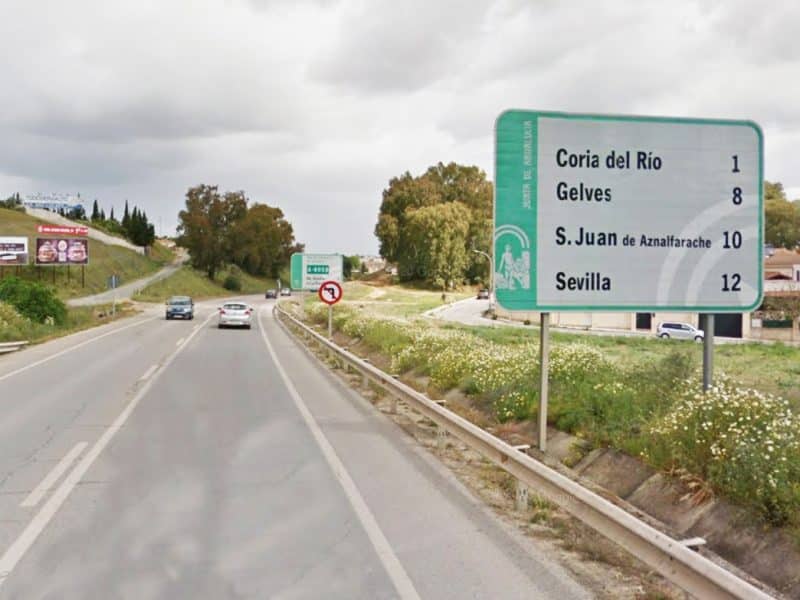 Carretera entre Coria del Río y Puebla del Río.
