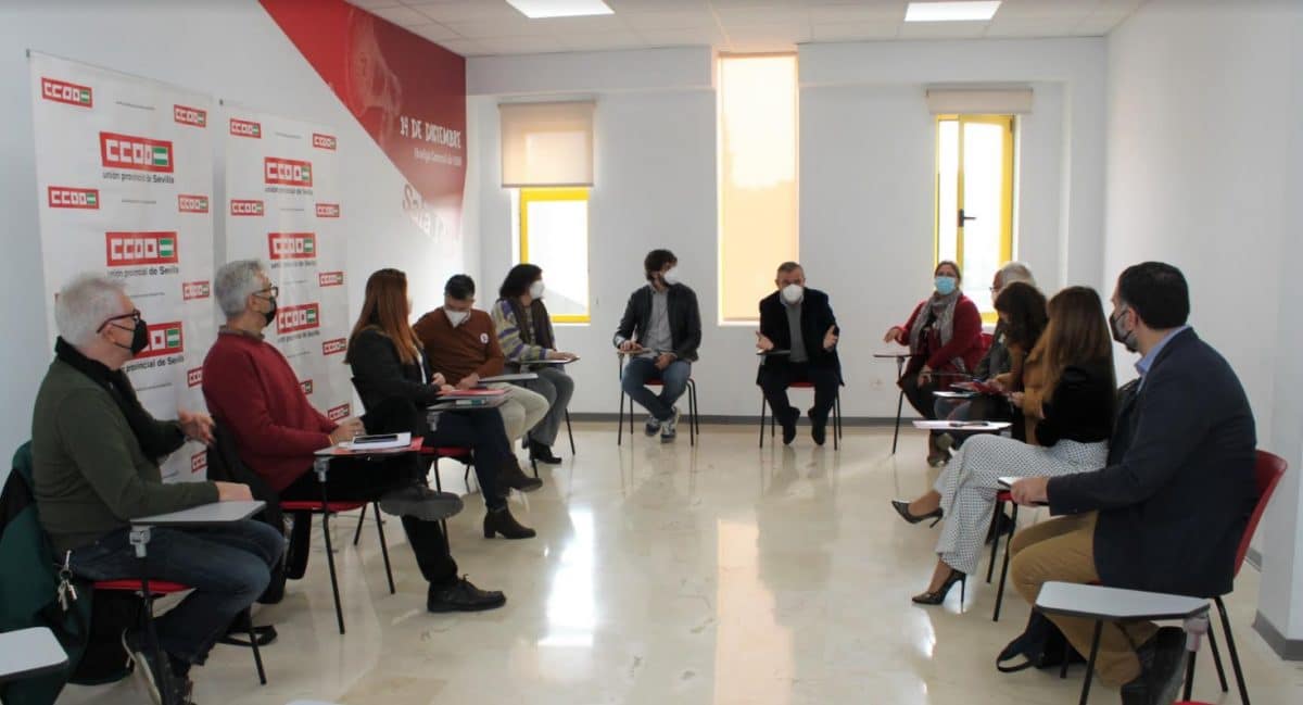 Reunión de las fuerzas políticas con CCOO para abordar el problema del hospital de Bormujos.