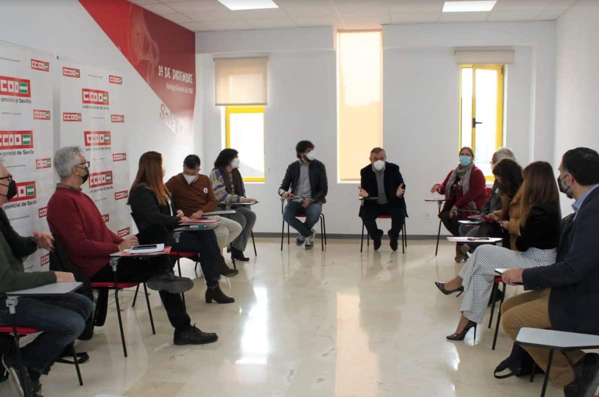 Reunión de las fuerzas políticas con CCOO para abordar el problema del hospital de Bormujos.