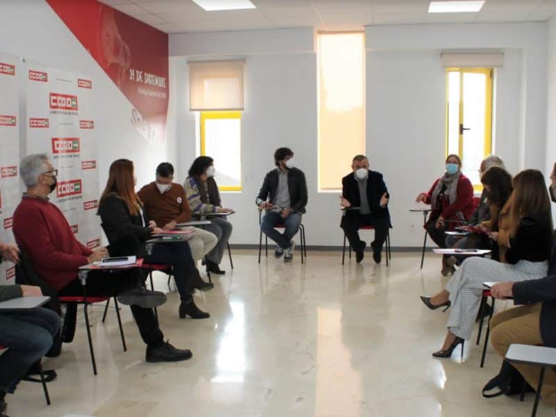 Reunión de las fuerzas políticas con CCOO para abordar el problema del hospital de Bormujos.
