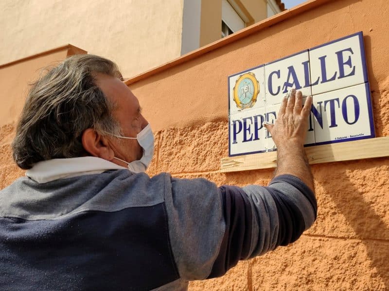 Un operario coloca el nuevo rótulo en la calle Pepe Pinto de Benacazón.