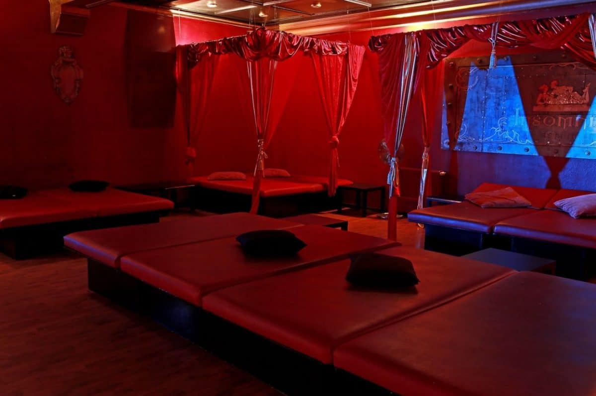 Sala de camas de un club swinger. Foto de archivo.