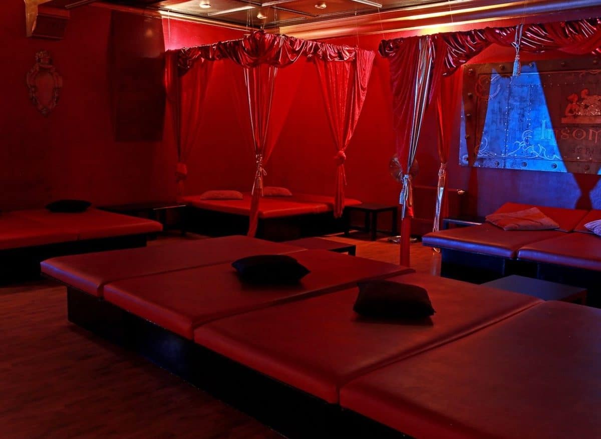 Sala de camas de un club swinger. Foto de archivo.