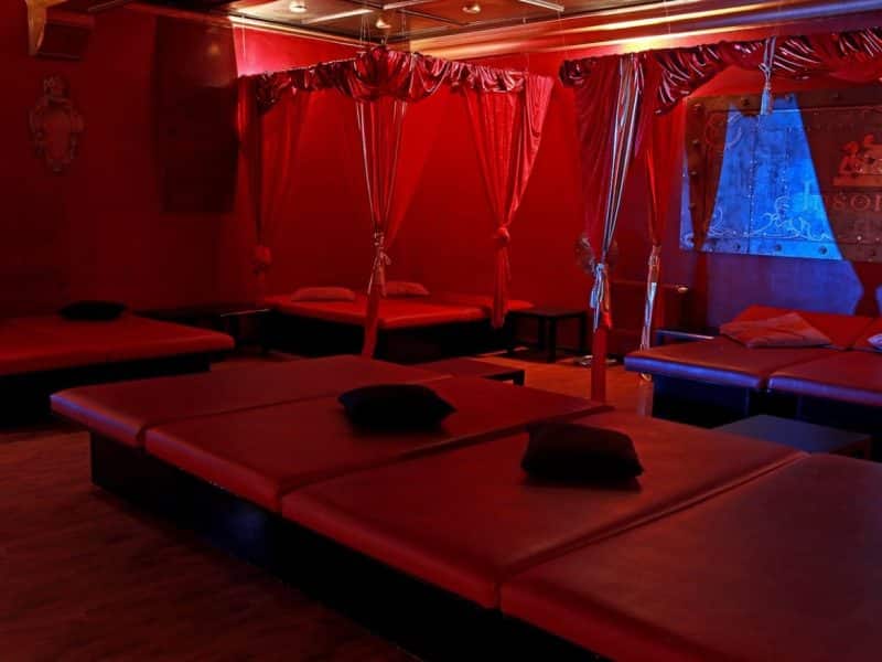 Sala de camas de un club swinger. Foto de archivo.