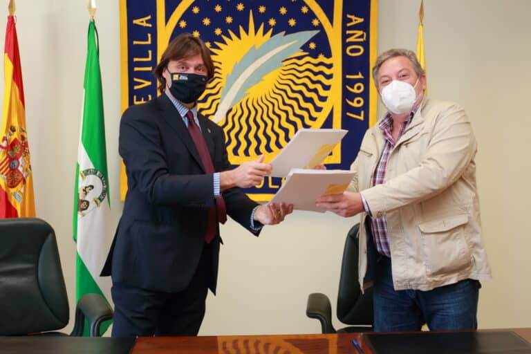 El rector de la UPO, Francisco Oliva Blázquez, y el alcalde del Ayuntamiento de La Puebla del Río, Manuel Bejarano Álvarez. Foto de la UPO.