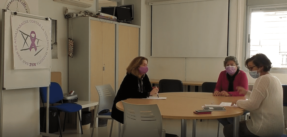 La delegada de Igualdad Natividad Martín junto a dos compañeras más organizan las actividades para el próximo 8M.