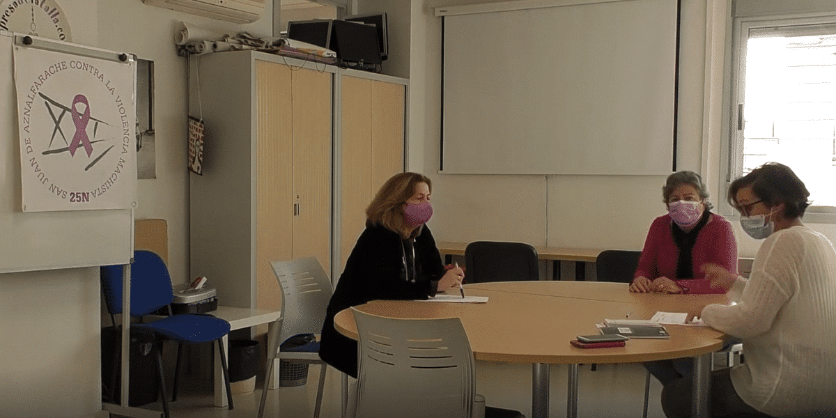 La delegada de Igualdad Natividad Martín junto a dos compañeras más organizan las actividades para el próximo 8M.