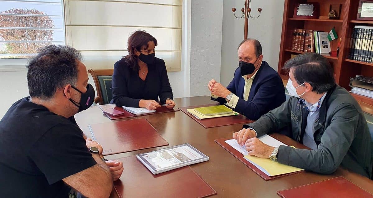 La alcaldesa Cristina Los Arcos, y el concejal de Urbanismo, Juan Luis Núñez en la reunión mantenida junto a gerente del consorcio Juan Carlos García Argente
