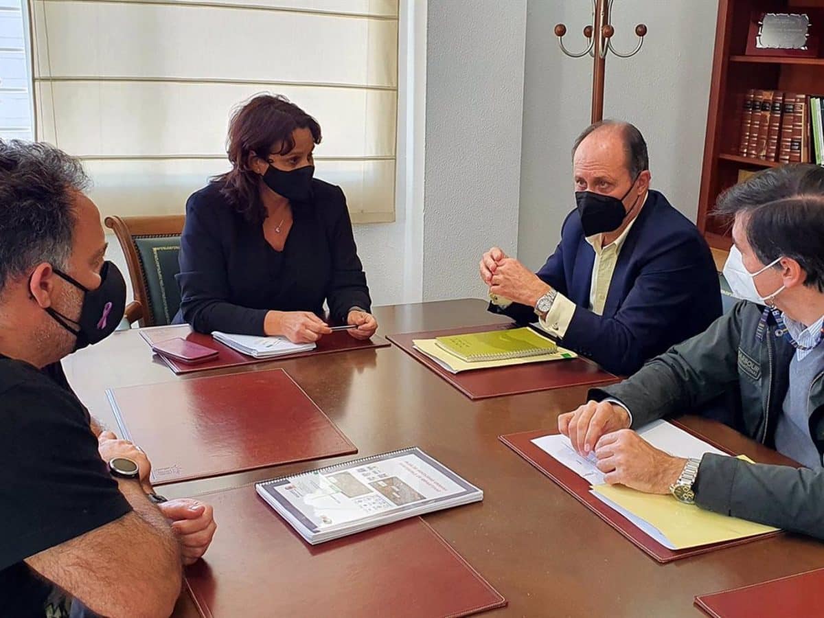 La alcaldesa Cristina Los Arcos, y el concejal de Urbanismo, Juan Luis Núñez en la reunión mantenida junto a gerente del consorcio Juan Carlos García Argente