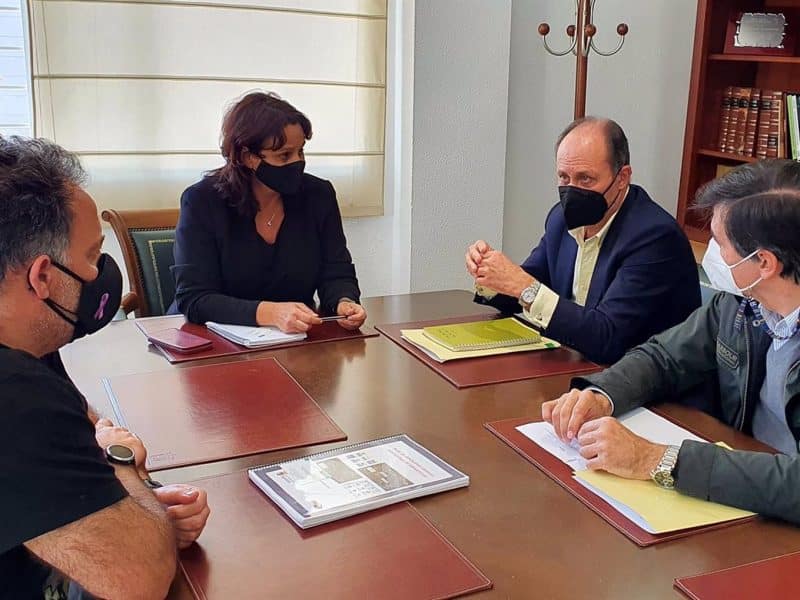 La alcaldesa Cristina Los Arcos, y el concejal de Urbanismo, Juan Luis Núñez en la reunión mantenida junto a gerente del consorcio Juan Carlos García Argente