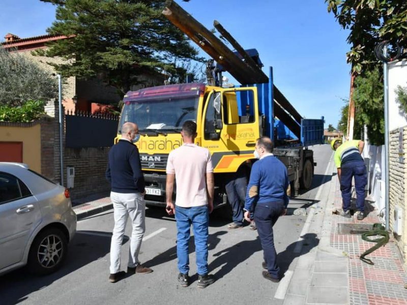 Ayuntamiento de Tomares, con Telefónica, inicia el desmantelamiento de los postes en Las Almenas