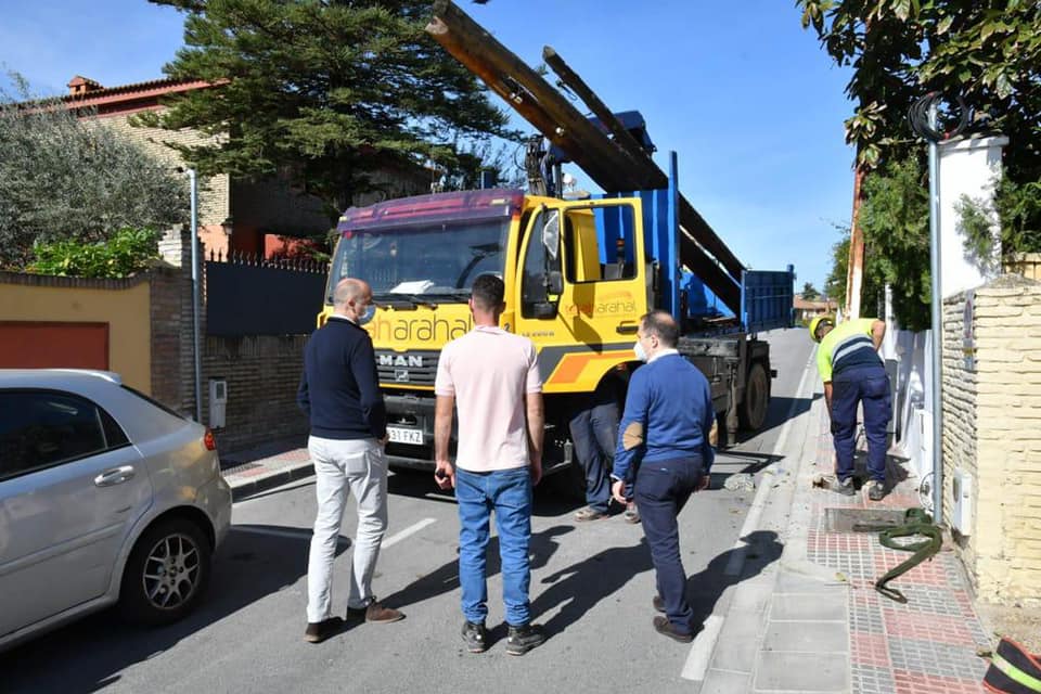 Ayuntamiento de Tomares, con Telefónica, inicia el desmantelamiento de los postes en Las Almenas