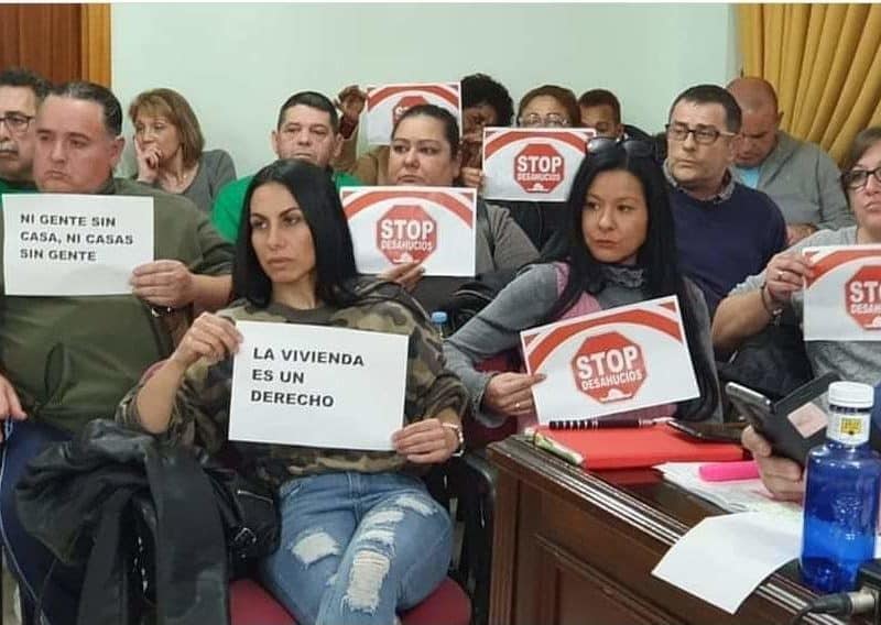 Vecinos y vecinas de San Juan reclaman la paralización de los desahucios en el municipio.