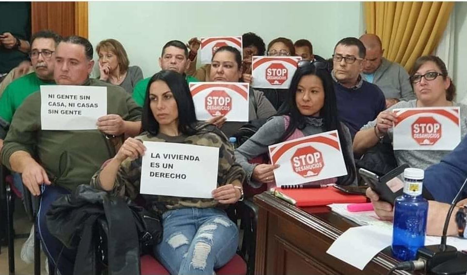 Vecinos y vecinas de San Juan reclaman la paralización de los desahucios en el municipio.