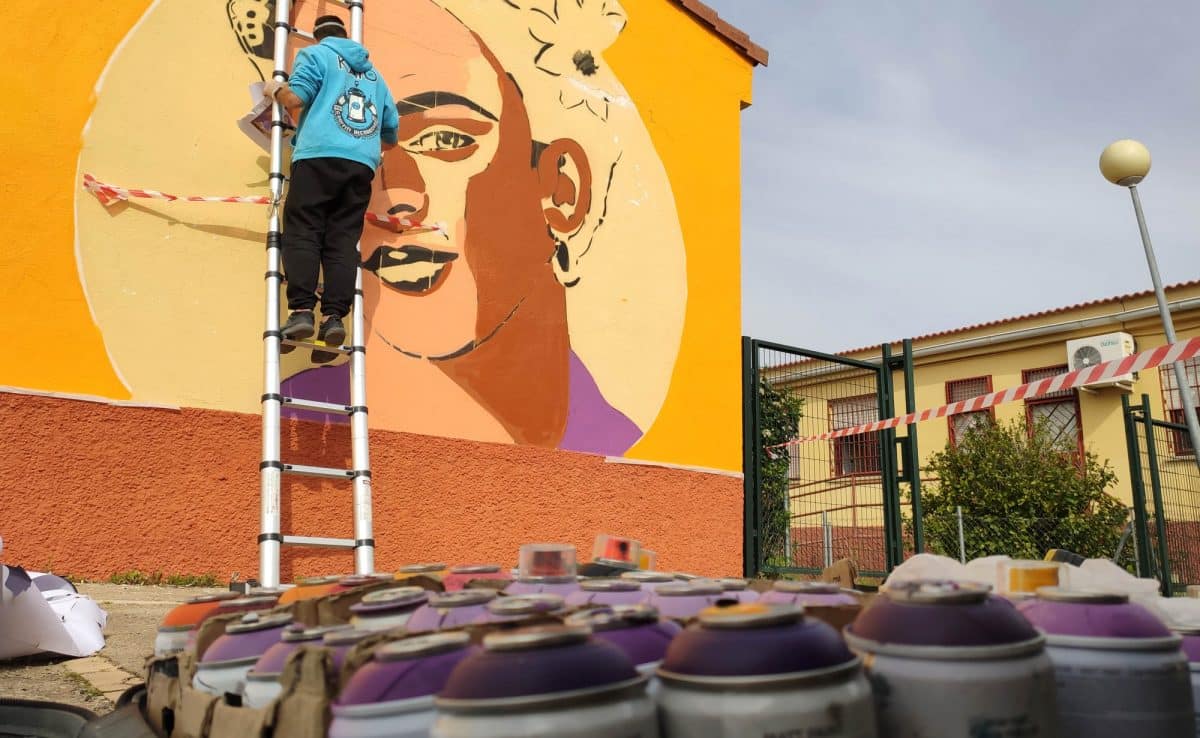 El artista ubrano Arkat0 elabora el mural de Frida Kahlo. Imágenes del Ayuntamiento de Benacazón.