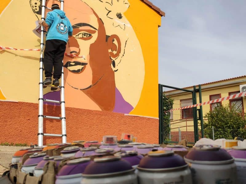 El artista ubrano Arkat0 elabora el mural de Frida Kahlo. Imágenes del Ayuntamiento de Benacazón.