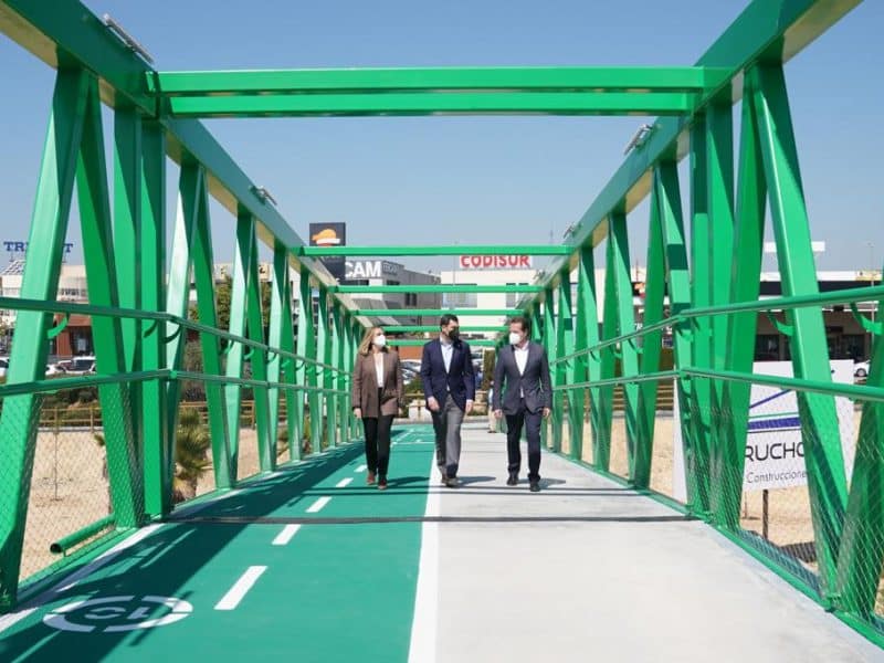 Marifrán Carazo, Juanma Moreno Bonilla y Antonio Conde, inauguran la pasarela de Mairena. Junta de Andalucía.