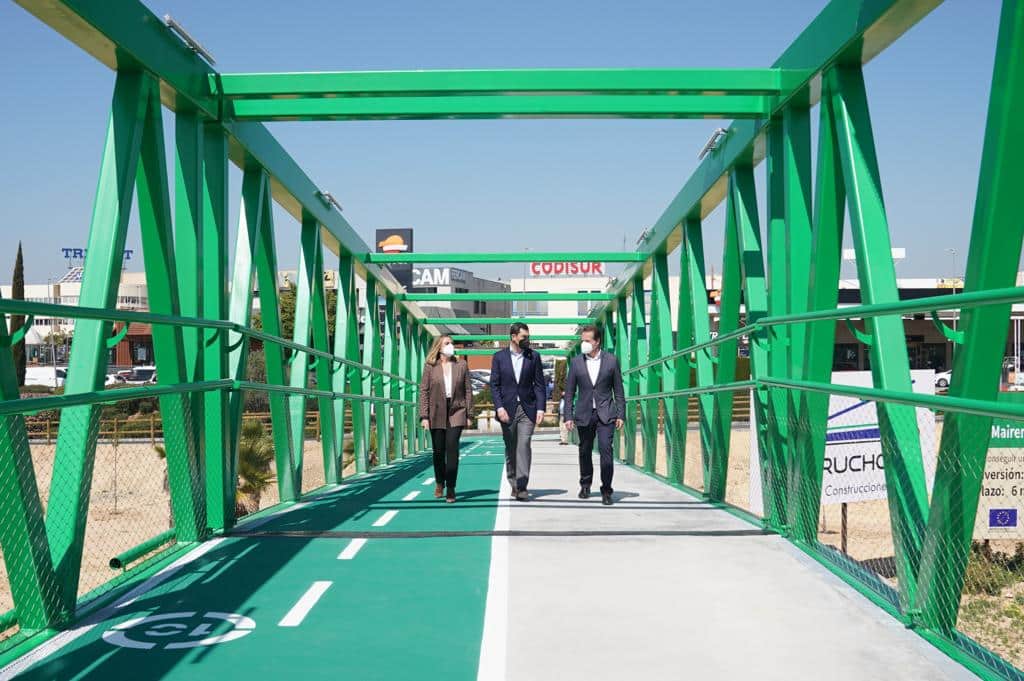 Marifrán Carazo, Juanma Moreno Bonilla y Antonio Conde, inauguran la pasarela de Mairena. Junta de Andalucía.