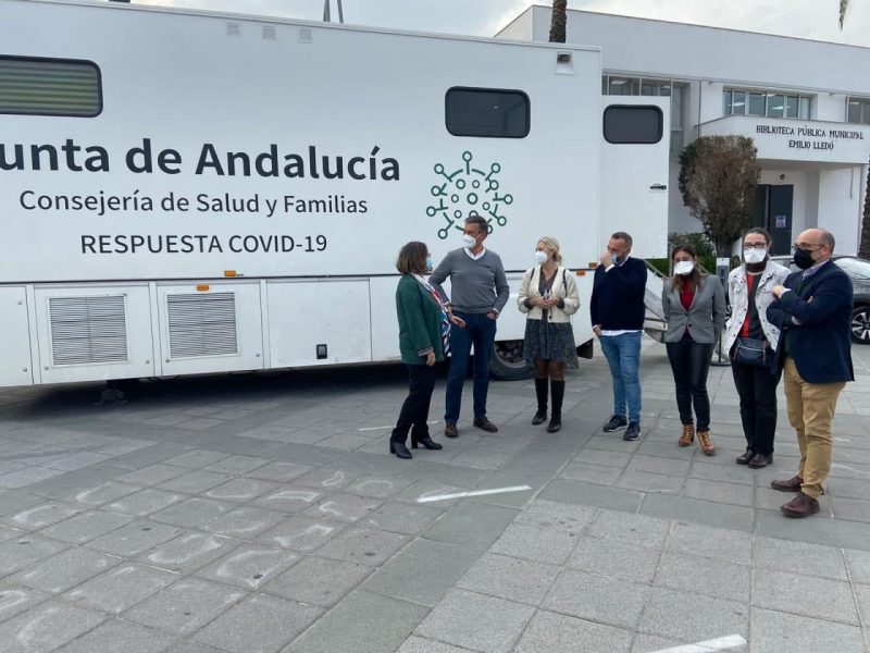 Dispositivo habilitado en la explanada del Multiusos junto a la delegada territorial de Salud, Regina Serrano.
