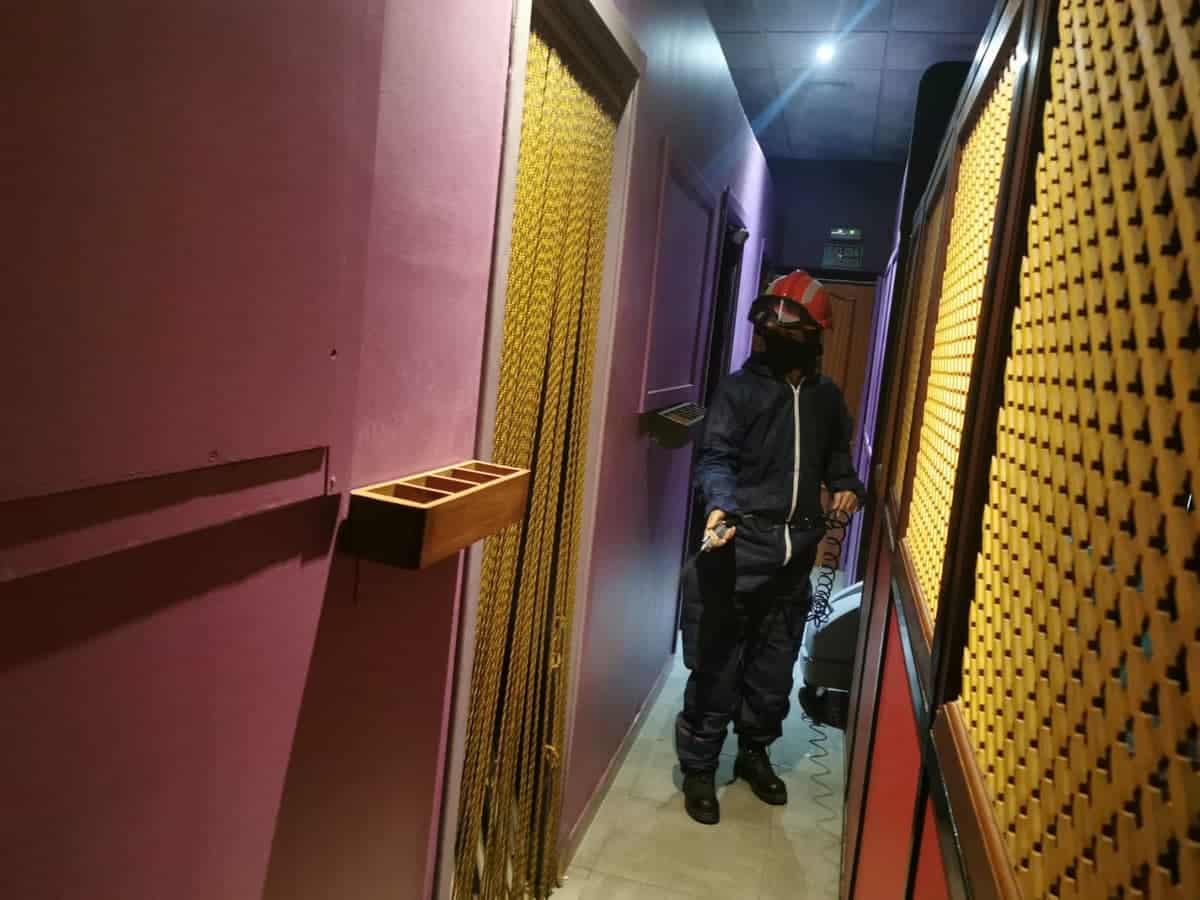 Uno de los miembros de Protección Civil desinfectado las instalaciones del club.
