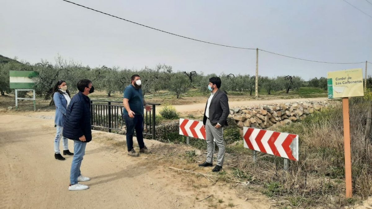 Ismael Sánchez visitando el camino de los Carboneros, ubicado en Olivares.