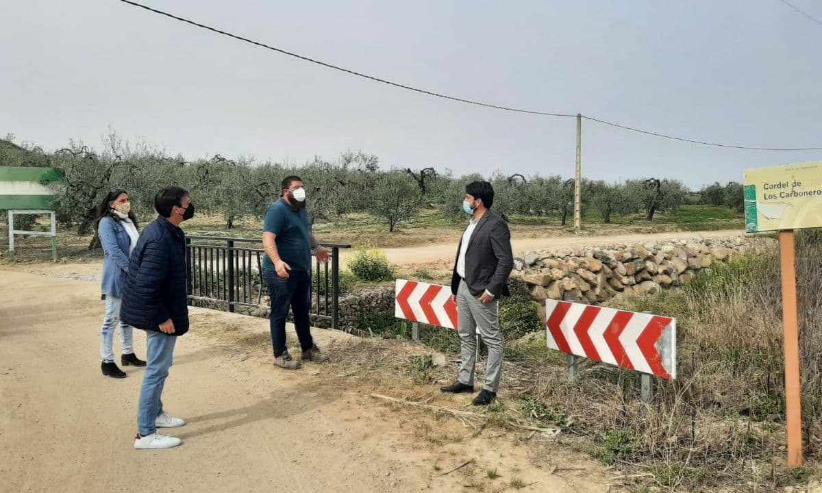 Ismael Sánchez visitando el camino de los Carboneros, ubicado en Olivares.