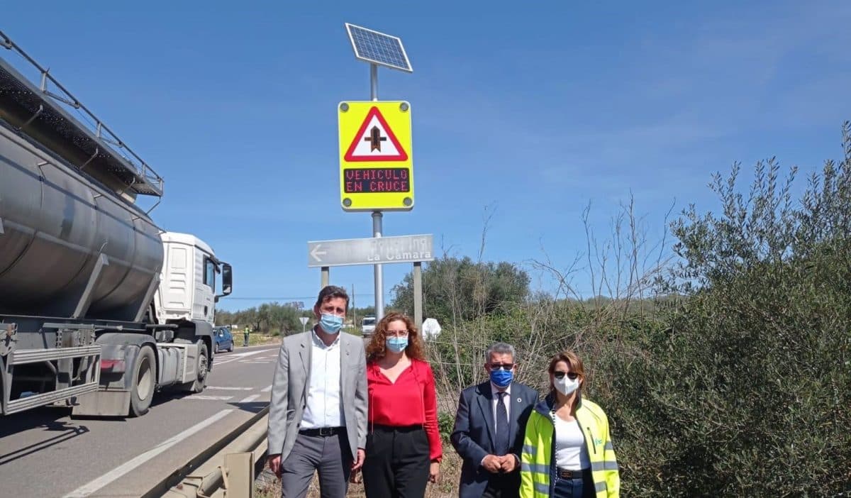Carlos Toscano y Ana Luz Jiménez en la activación del cruce inteligente entre Aznalcázar y Pilas