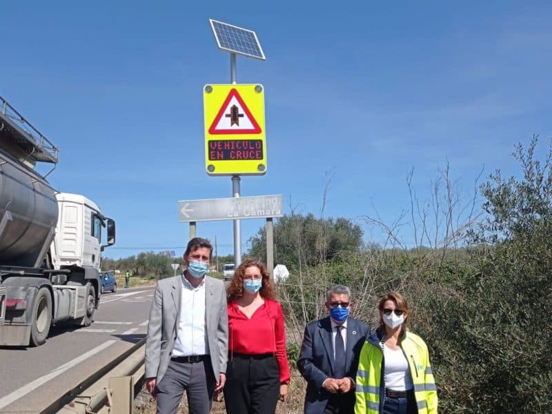 Carlos Toscano y Ana Luz Jiménez en la activación del cruce inteligente entre Aznalcázar y Pilas