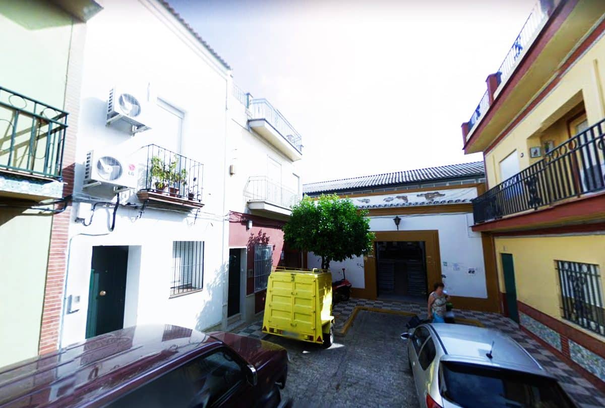 Entrada de la Plaza Abastos por la calle Colón de Bormujos.