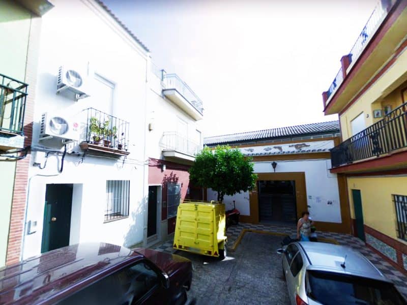 Entrada de la Plaza Abastos por la calle Colón de Bormujos.